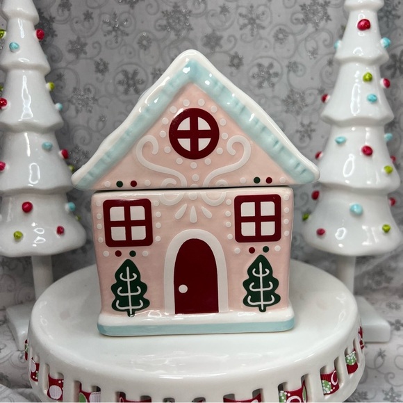 Sand And Fog Pastel Pink Gingerbread Home Ceramic Home Crushed Candy Cane Candle - Picture 3 of 12